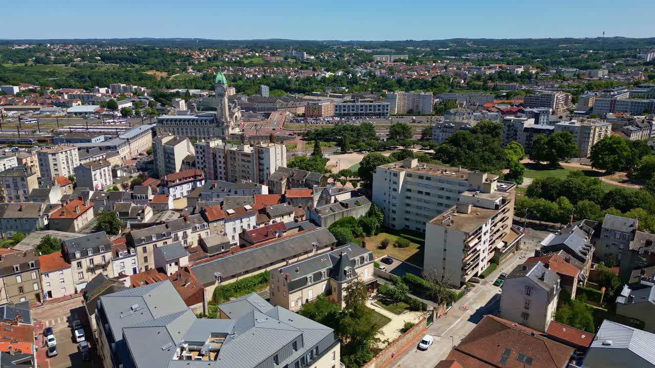 Drone panoramico in movimento orizzontale sopra la città europea di Limoges, vicino alla stazione ferroviaria principale Limoges-Bénédictins e al parco Le Champ de Juillet, Haute-Vienne, Francia