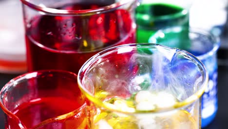 líquidos vibrantes que reaccionan en vasos de laboratorio