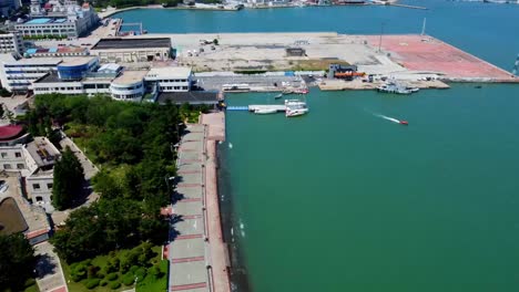 Schnellboot-Rast-Im-Meer-An-Der-Strandpromenade-Des-Weihai-Xingfu-Parks-Mit-Filmischem-Hintergrund