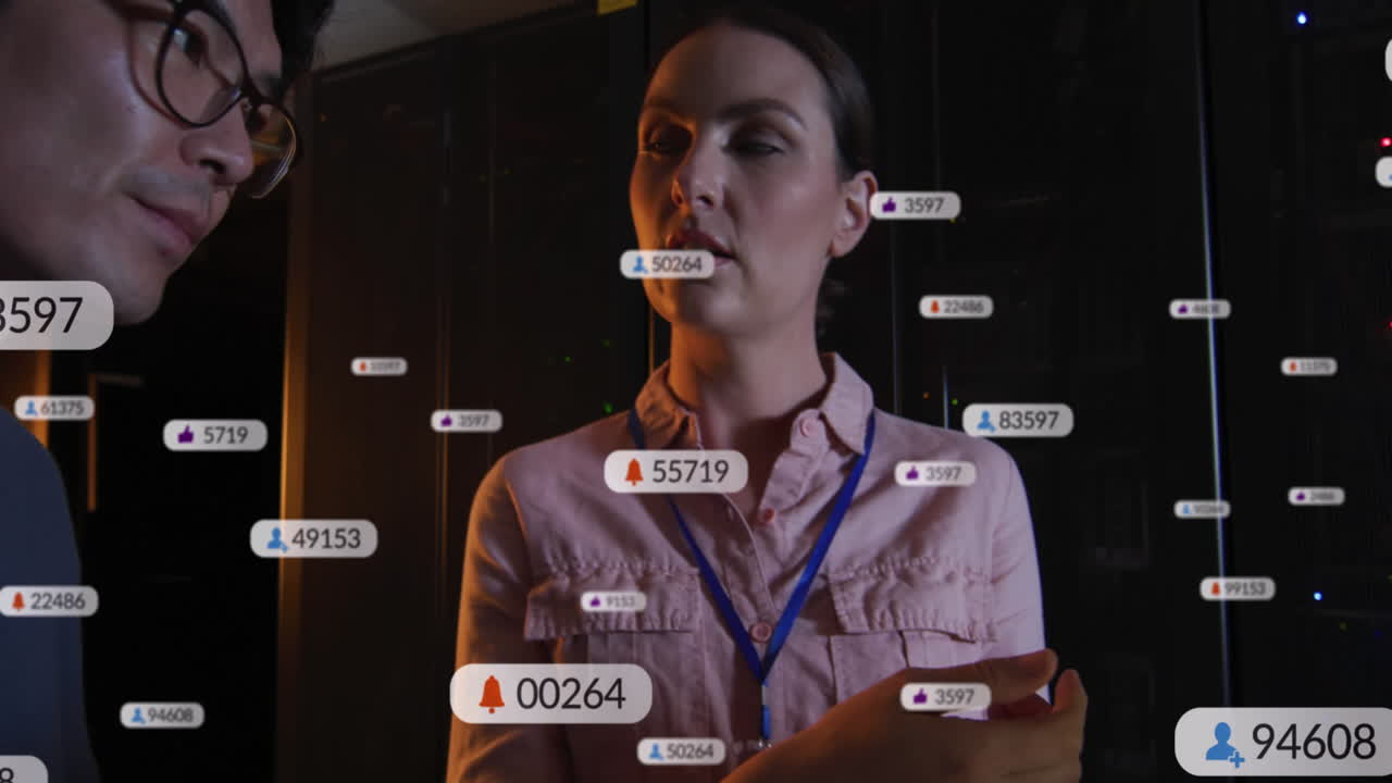 animación de iconos de redes sociales sobre diversos ingenieros informáticos masculinos y femeninos por servidor de computadora