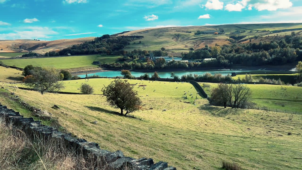 Ogden Saddleworth hede i Oldham, England, med en række søer og reservoirer, sat mod en baggrund af hedelandskab, skovområder og landbrugsmarker.