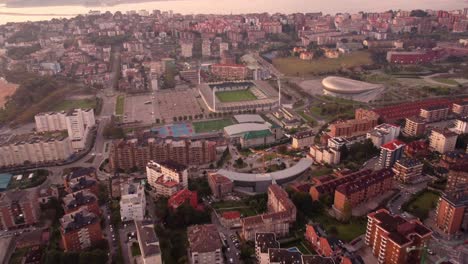 Antena-De-Santander-España-Paisaje-Urbano-Residencial-Con-El-Famoso-Estadio-De-Fútbol-El-Sardinero-Al-Atardecer