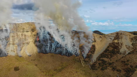 Smoke from a bushfire burns up a mountainside on New Zealand&#039;s North Island
