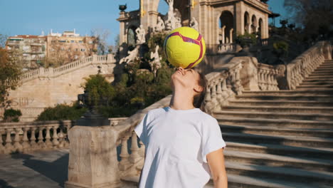 Mujer-Caucásica-Haciendo-Trucos-De-Fútbol-En-La-Ciudad.