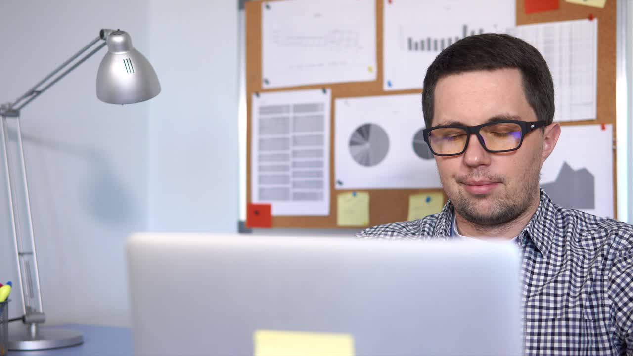 hombre de negocios trabajando en una computadora portátil en una oficina