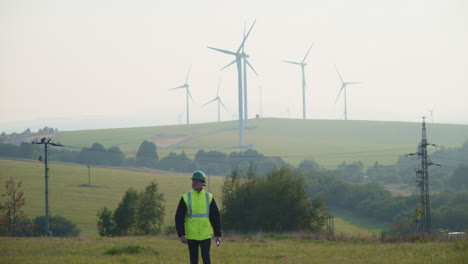 Ein-Techniker-Mit-Plänen-Geht-Durch-Einen-Windpark-In-Krystofovy-Hamry