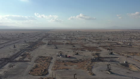 campo de petróleo industrial en el valle central de california