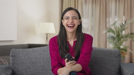 Glückliche-Indische-Frau,-Die-Beim-Fernsehen-Lacht