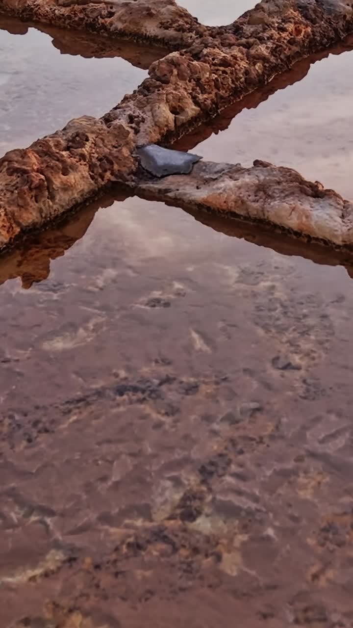 Esplorando la zona costiera rocciosa con piscine di acqua salata a Malta
