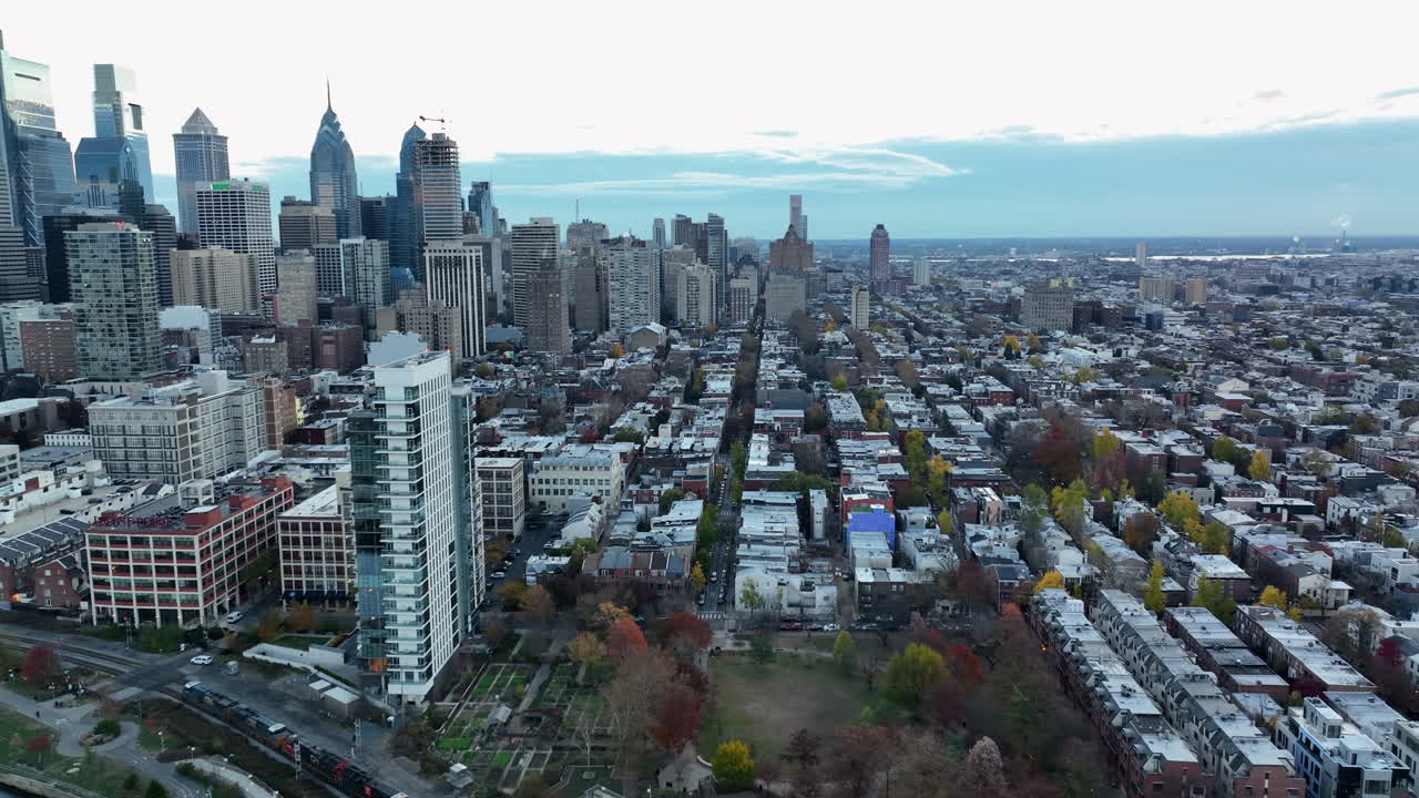 겨울 푸른 시간 동안 미국 대도시의 공중 트럭 샷
