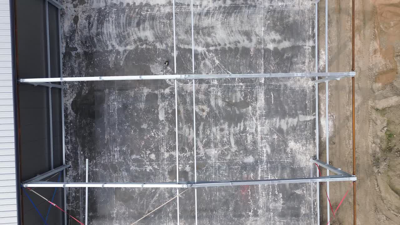 공중 관점은 산업 시설의 신중한 건설을 드러니다. 이 유익한 스 영상에서 포착된 구조적 진보의 계산된 오케스트레이션입니다.