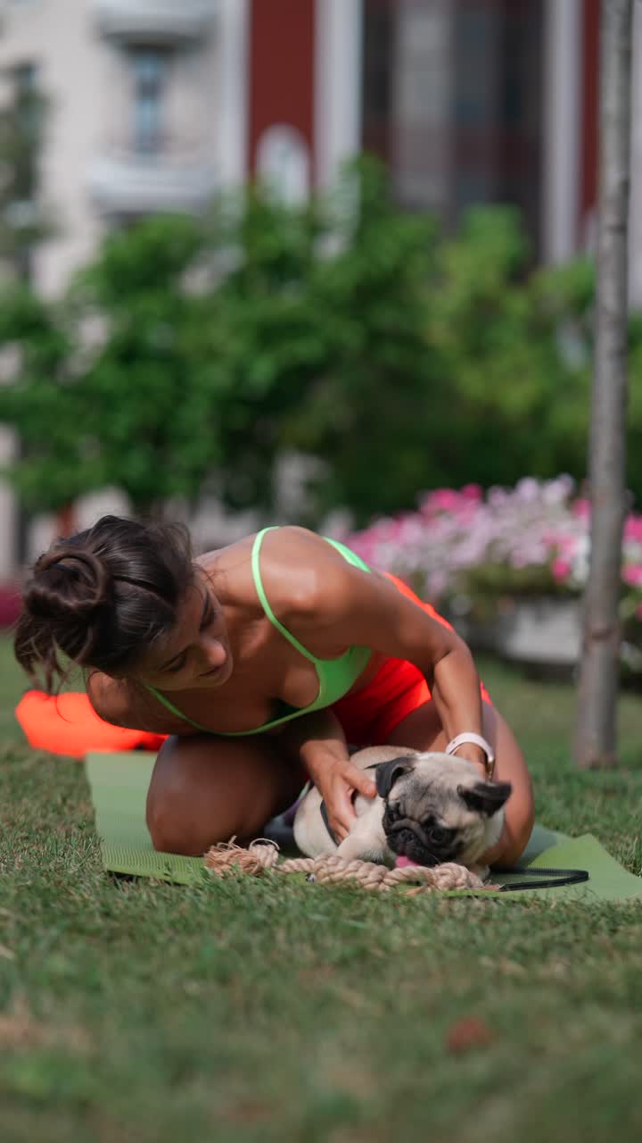 요가 를 하는 여자 와 그녀의 파그