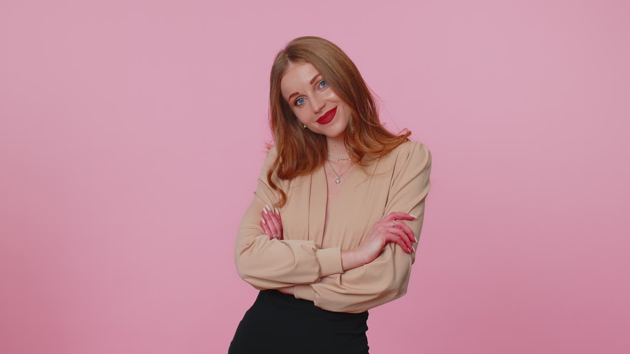 sonriente mujer de negocios romántica chica enviando muchos besos de amor en el aire mirando a la cámara y sonriendo