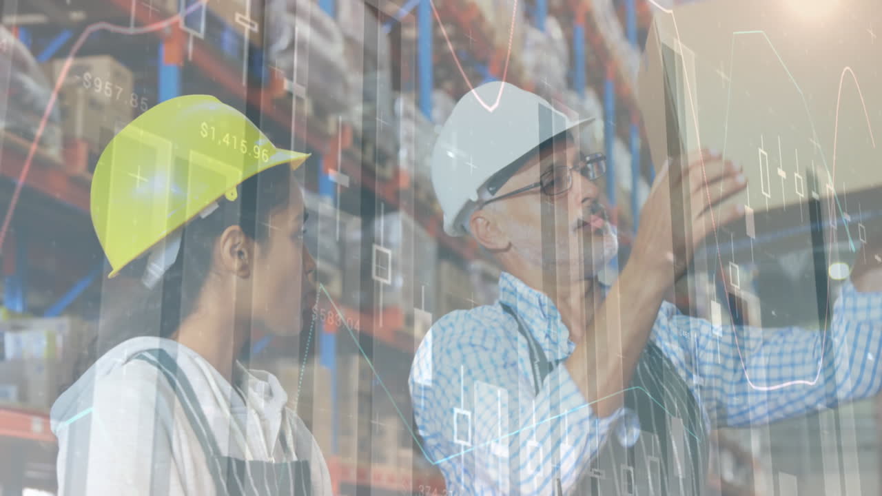 procesamiento de datos financieros contra hombres y mujeres trabajadores diversos que trabajan en el almacén