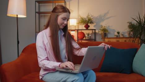 Niña-Adolescente-Sentada-En-Un-Sofá-Cerrando-La-Computadora-Portátil-Después-De-Terminar-El-Trabajo-En-La-Sala-De-Estar-En-Casa