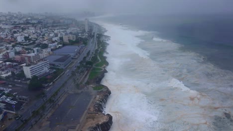 huracán beryl - la costa de la república dominicana a lo largo del mar caribe con grandes olas durante el poderoso huracán beryl