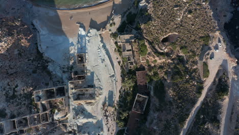 Luftaufnahme-Von-Oben-Nach-Unten-Aus-Der-Vogelperspektive-Eines-Verlassenen-Fabrikdorfes-Am-Strand-Auf-Der-Griechischen-Insel