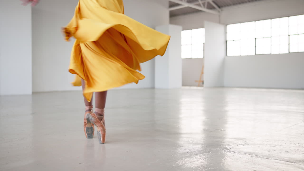 Danza, piedi e ballerina per performance