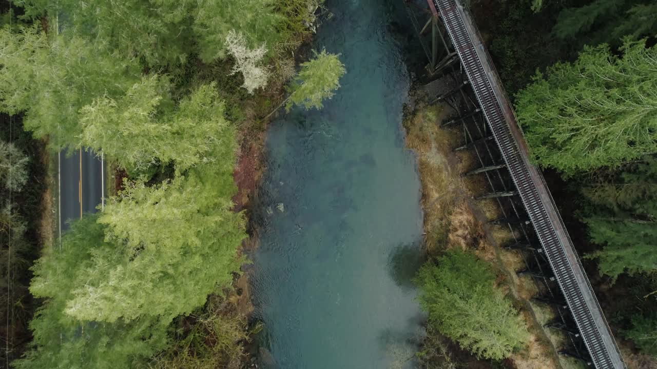 vuelo lento centrado sobre el río lewis volando hacia el puente del ferrocarril.