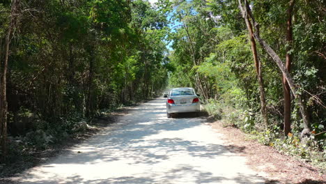 Conducción-De-Automóviles-Fuera-De-La-Carretera-En-El-Camino-De-La-Jungla-Polvorienta-En-Coba-Quintana-Roo-México-En-Un-Día-Soleado-De-Verano