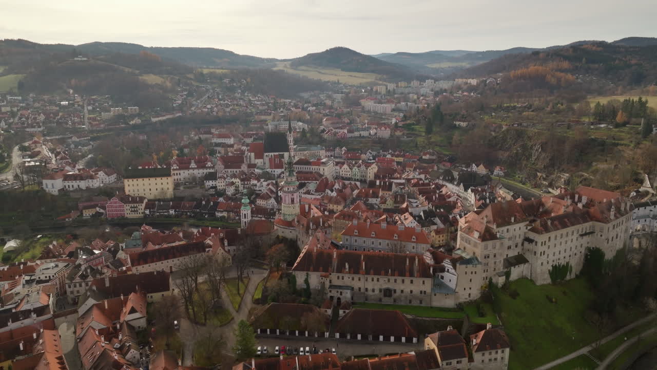 Çek Cumhuriyeti’ndeki Cesky Krumlov eski şehir ve kalesinin drone ile havadan görünümü