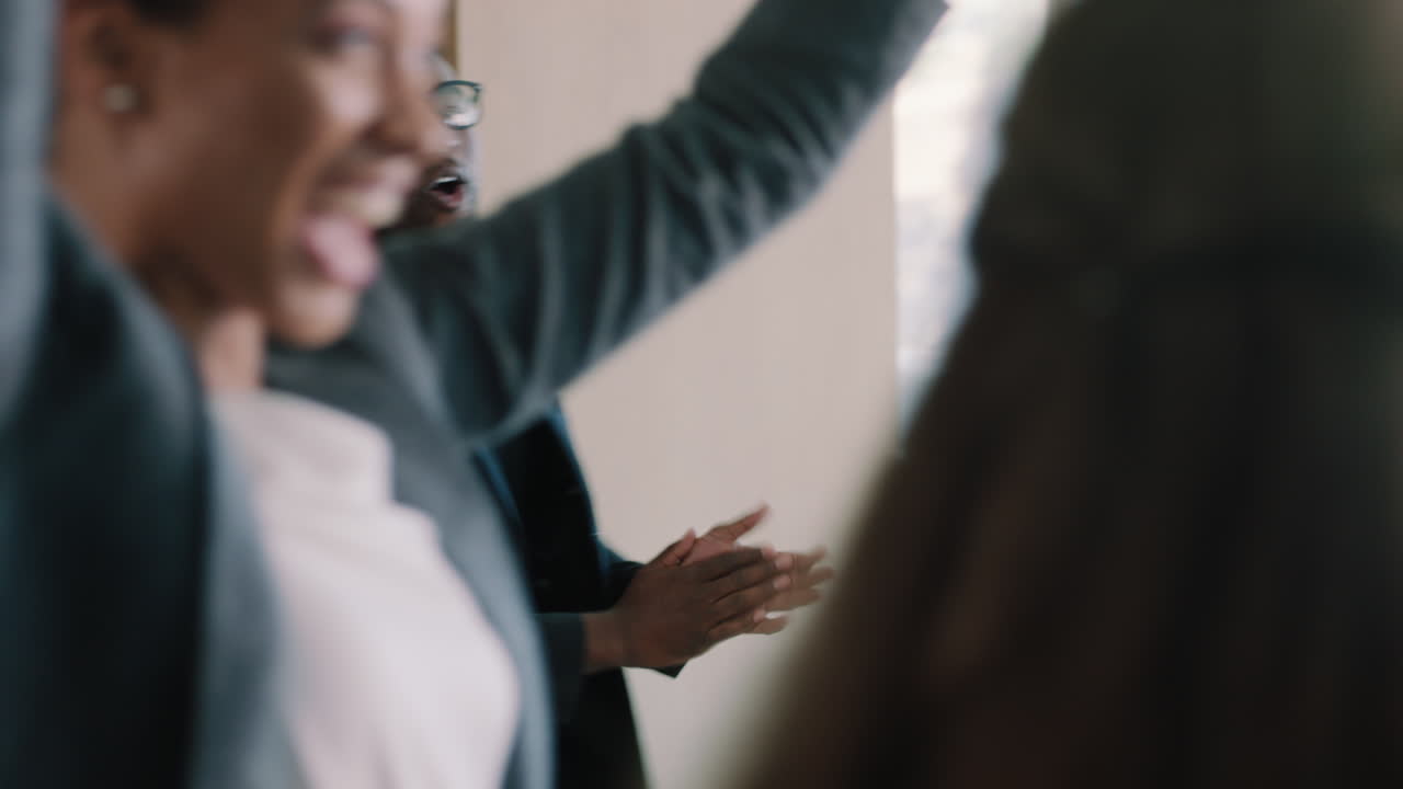 gente de negocios feliz celebrando en la sala de juntas exitosa victoria corporativa colegas lanzando papeles entusiasmados aplausos en la oficina reunión disfrutando del éxito ganador 4k