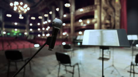 un micrófono en el escenario, listo para un concierto