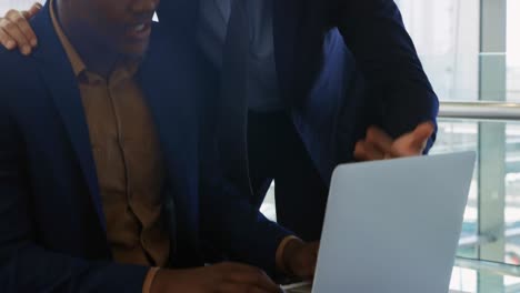 jóvenes empresarios que trabajan en una oficina moderna