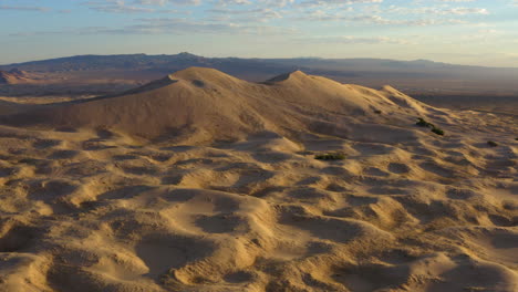 Hermosa-Toma-Panorámica-Aérea-Alrededor-De-Las-Dunas-De-Arena-De-Kelson-En-El-Desierto-De-Mojave