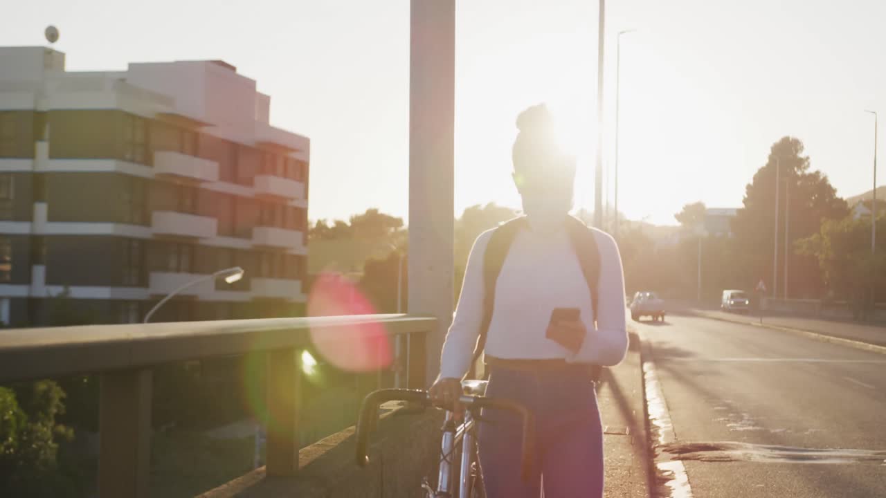거리에서 자전거  ⁇ 에서  ⁇ 고 있는 혼성 인종 여성