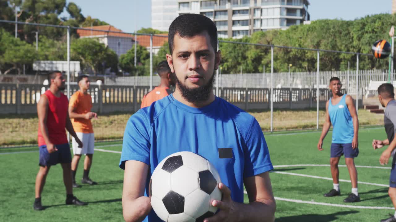 Animazione del ritratto di icone multimediali sovrapposto a diversi calciatori uomini che giocano in campo