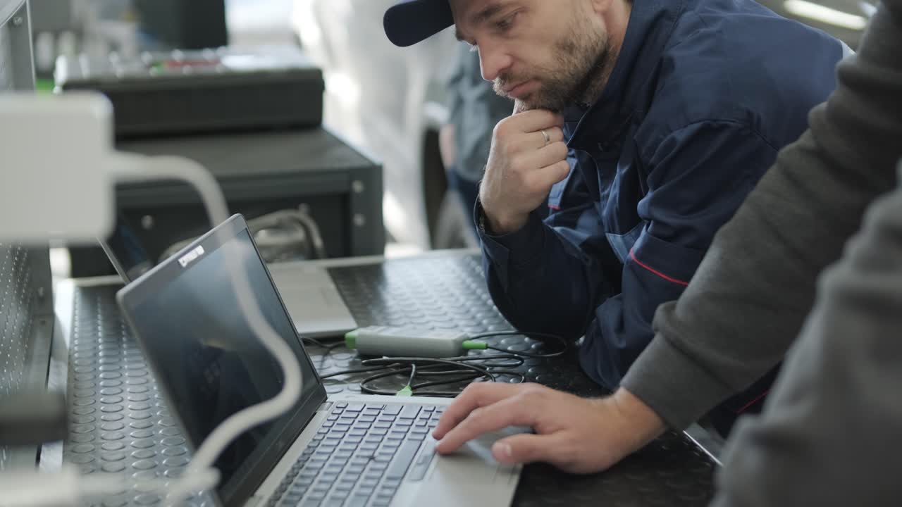 자동차 메카닉이 차량을 진단하고 있습니다.