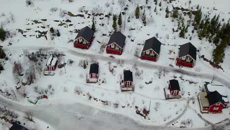 Cabaña-Tradicional-De-Rorbu-Rojo-Con-Costa-Al-Atardecer-En-Invierno,-Pueblo-En-El-Archipiélago-De-Las-Islas-Lofoten,-Noruega