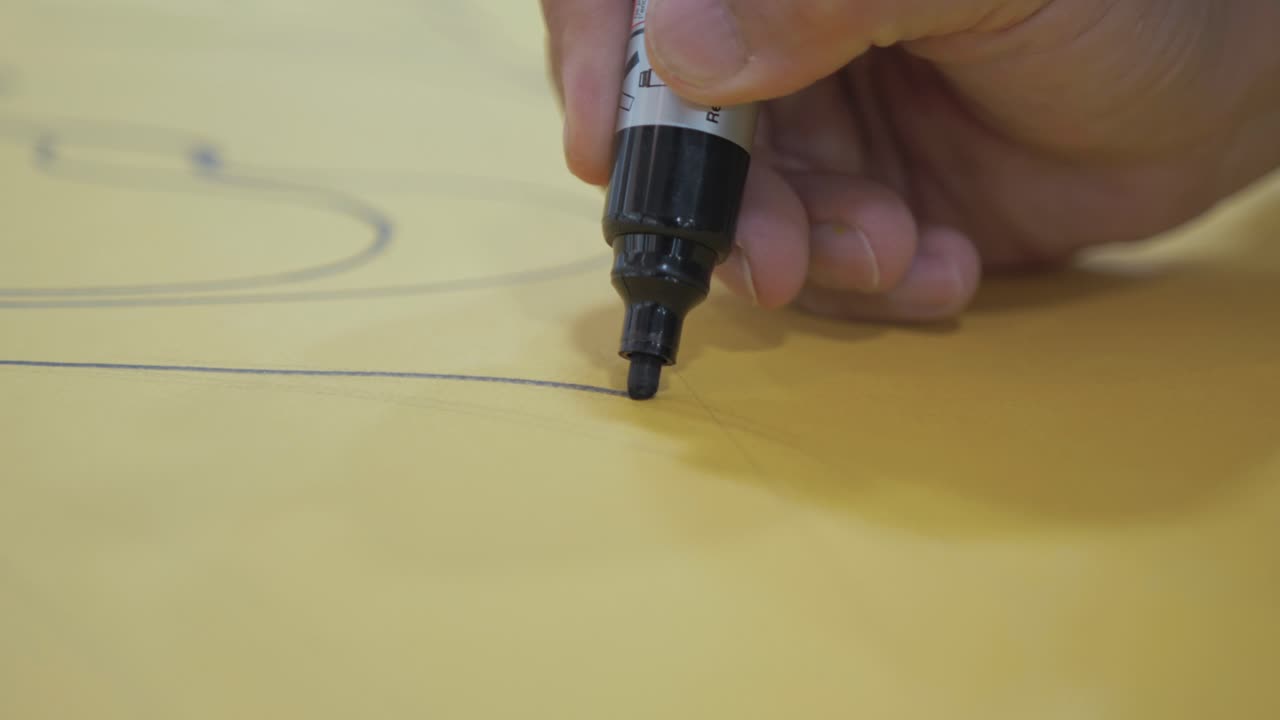 画家用永久标记符绘制线条 追踪镜头