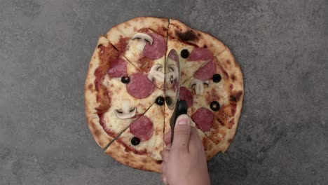 Männerhand-Schneidet-Die-Pizza