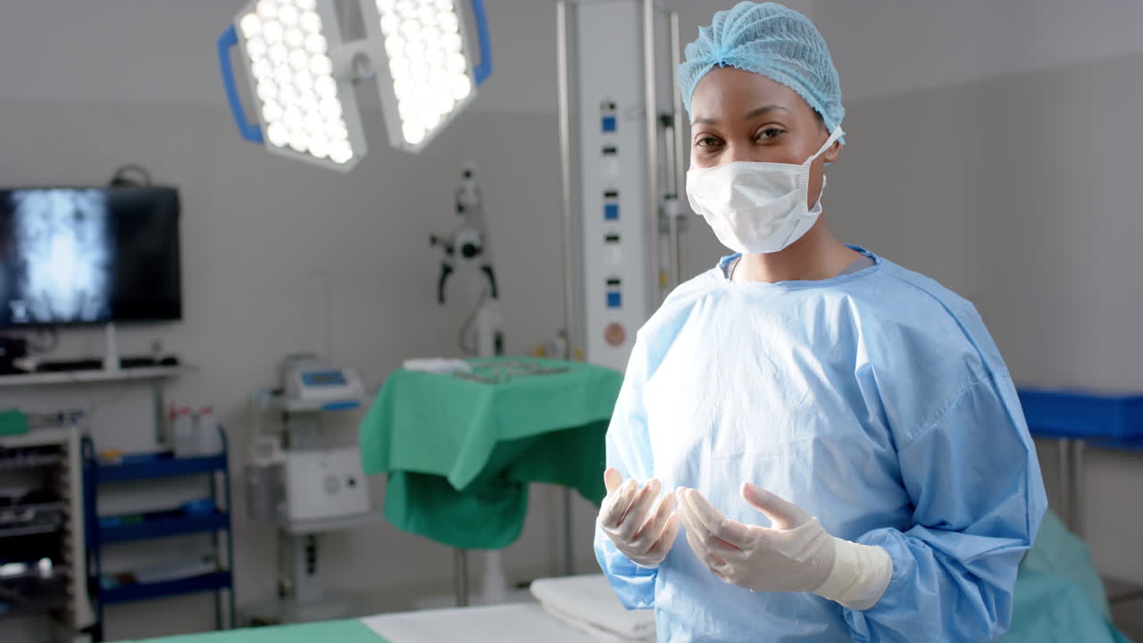 retrato de una cirujana afroamericana en el quirófano, espacio de copia, cámara lenta