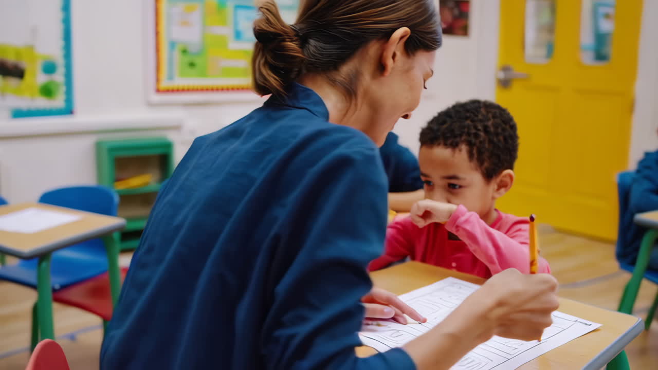 maestro ayudando a los estudiantes en el aula