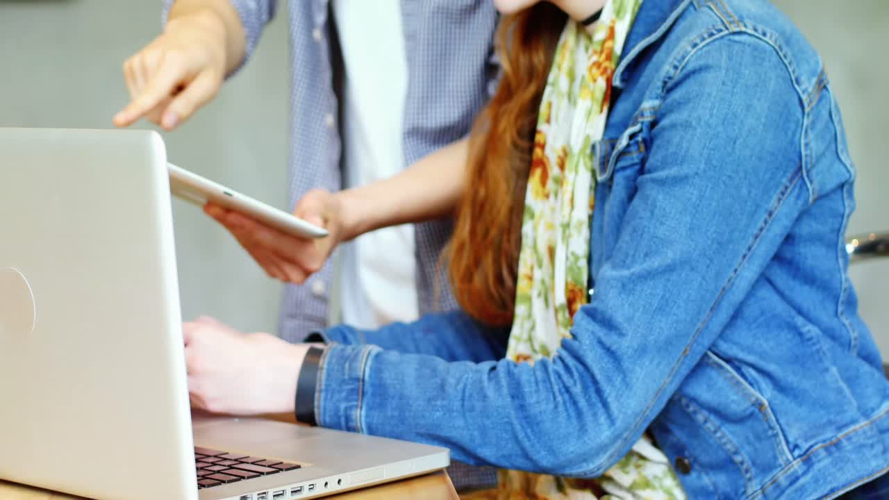 ejecutivos de negocios discutiendo sobre una tableta digital