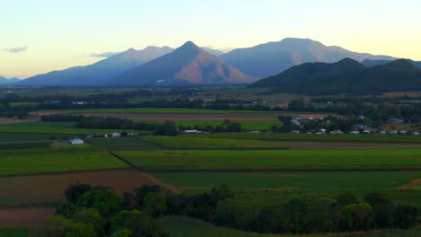 Malerische-Berge-Und-Grüne-Landwirtschaftsfelder-In-Cairns,-Queensland,-Australien---Luftrückzug