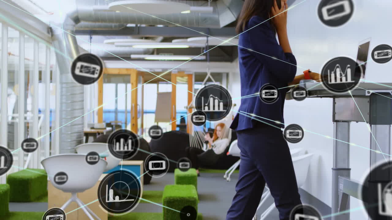 donna d'affari che utilizza la stampante, le connessioni di rete e l'animazione di elaborazione dei dati in ufficio