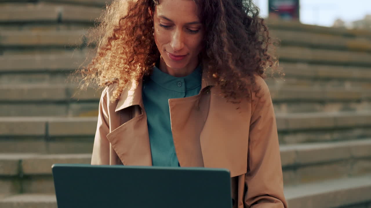 videollamada, portátil y comunicación con una mujer