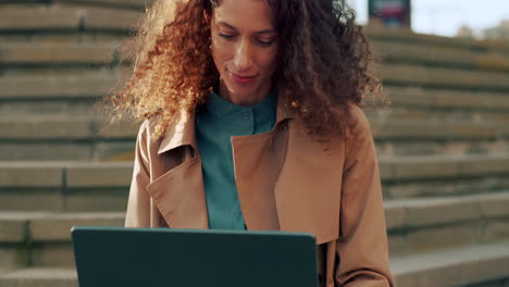 videollamada, portátil y comunicación con una mujer