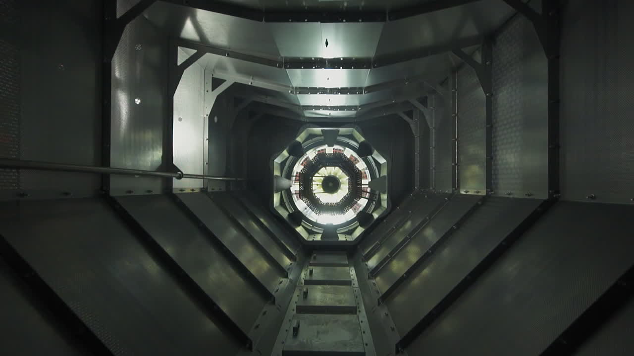 긴 금속 파이프와 에어컨 시스템에서 작동하는 팬