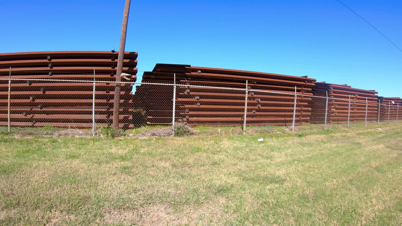 pan de paneles metálicos almacenados para la construcción del muro fronterizo entre texas, ee.uu. y méxico
