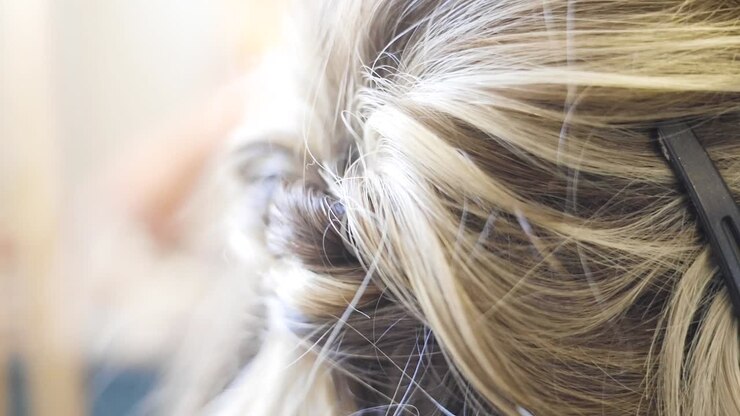Damigella d'onore che si fa acconciare i capelli