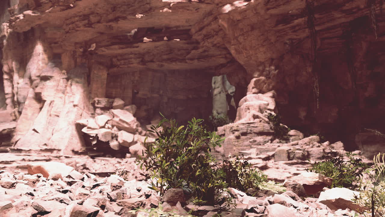 cueva iluminada por el sol en un cañón árido