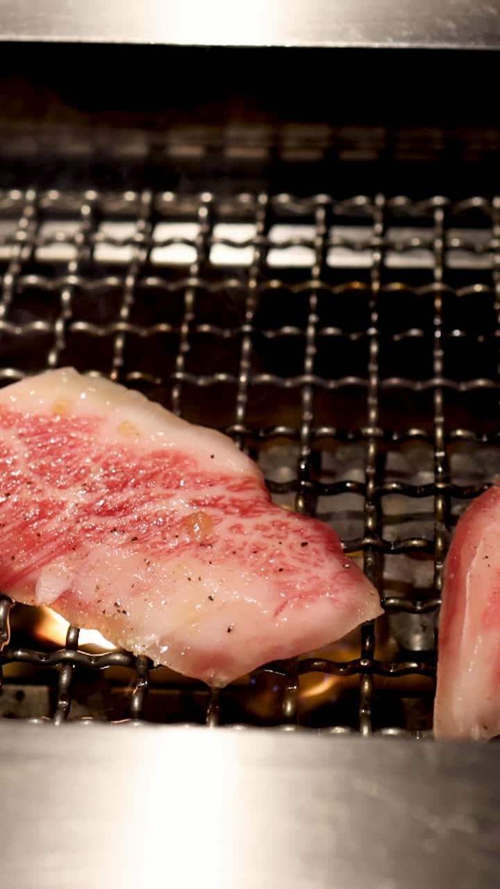 스테이크 조각이 시간이 지남에 따라 그릴에서 조리됩니다.