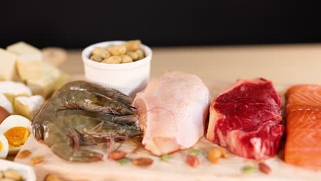variedad de carnes, nueces y mariscos dispuestos juntos