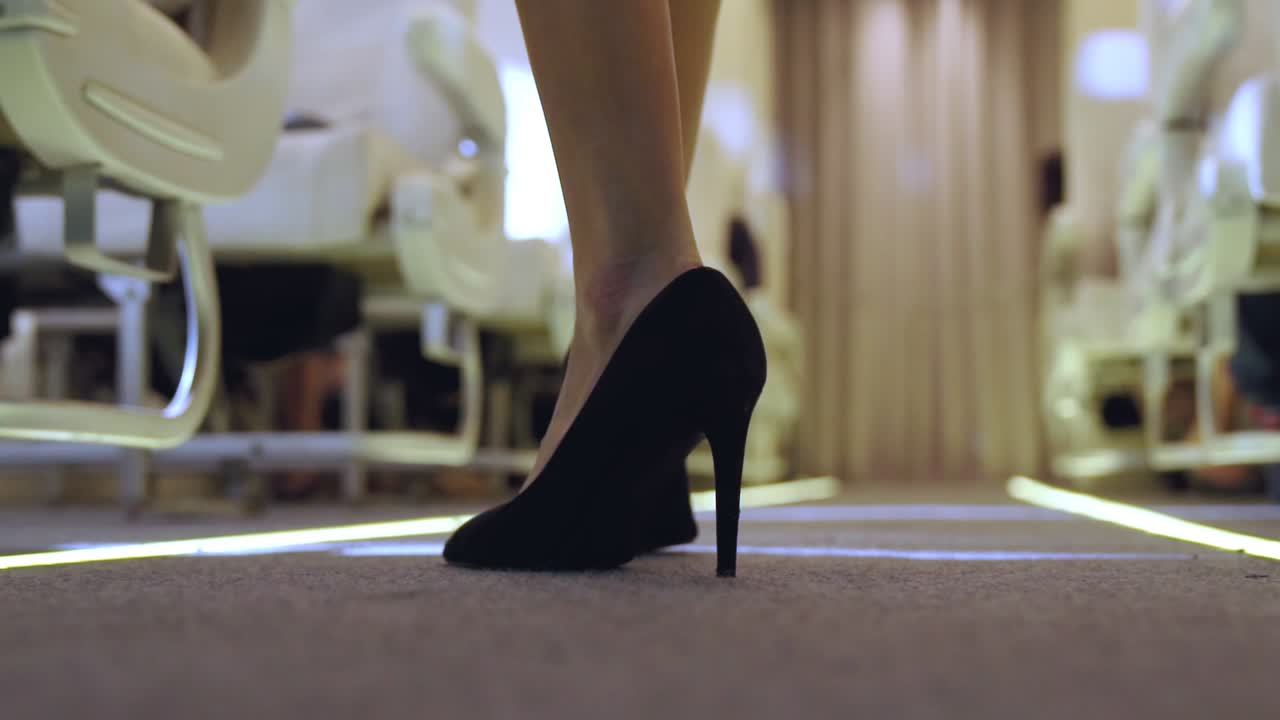 tripulación de cabina caminando en el avión durante un vuelo nocturno