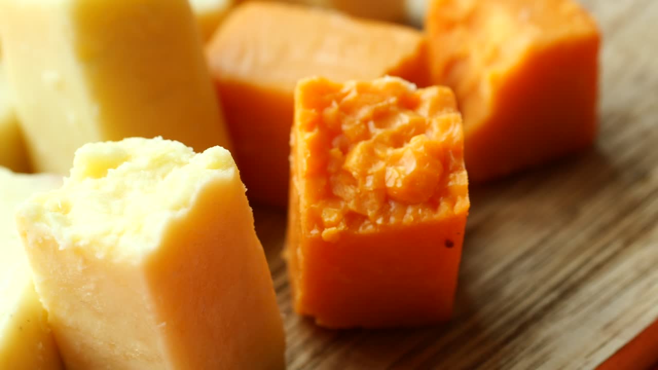 나무판 에 있는 여러 가지 치즈 큐브